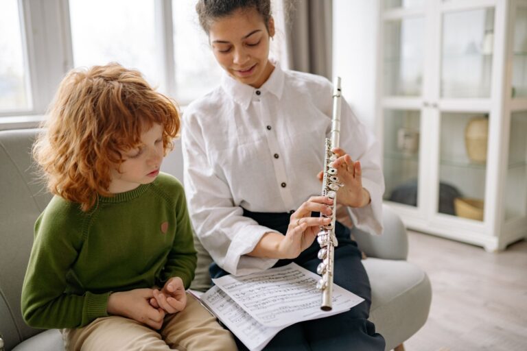 Niños tocando instrumentos musicales en un aula