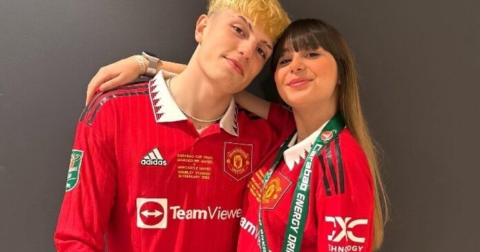 Eva García con su hijo en una fotografía de su publicación