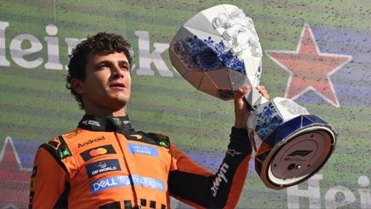 f1-paises-bajos-mclaren-ferrari-colapinto-sancion Lando Norris celebrando la victoria en el Gran Premio de Países Bajos