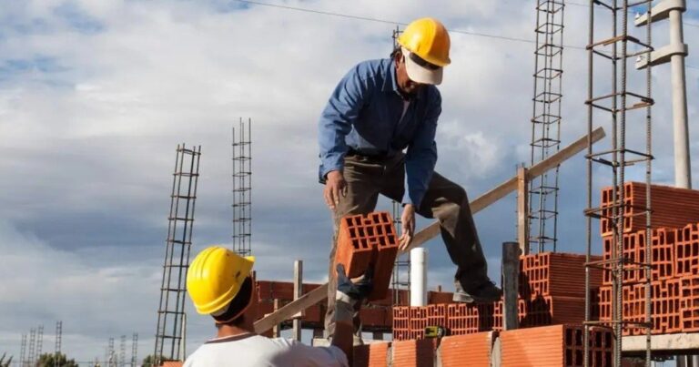 Obra de construcción con albañiles trabajando en España