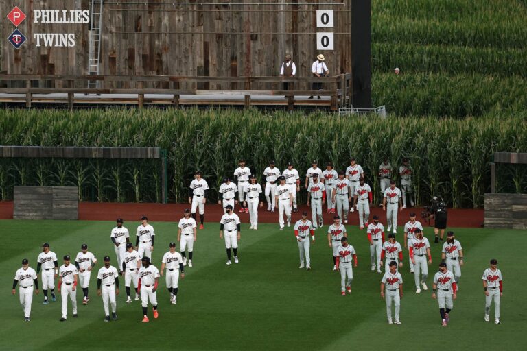 Campo de béisbol de Field of Dreams en Dyersville, Iowa, durante el partido entre Phillies y Twins