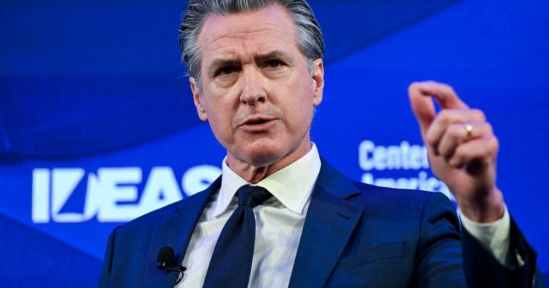 Gavin Newsom anunciando la subvención para periodismo local
