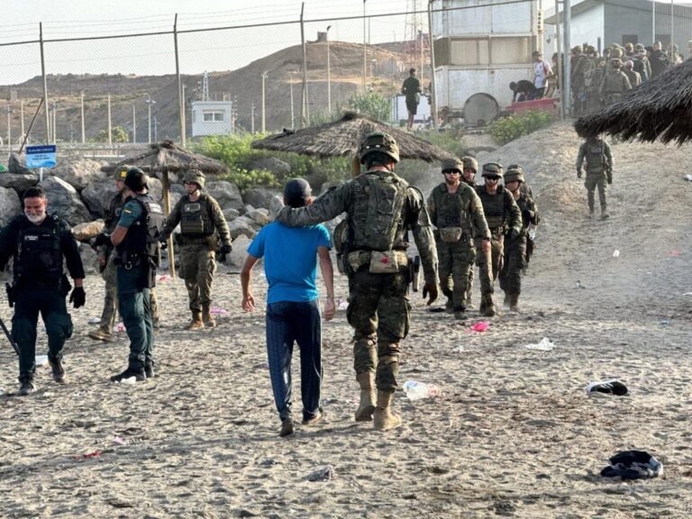 Boyas de contención en el espigón del Tarajal, Ceuta