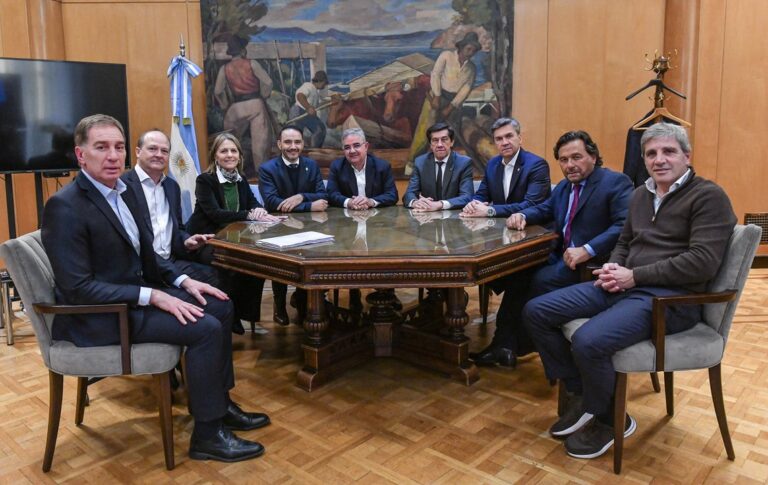 Reunión entre funcionarios del Gobierno y gobernadores