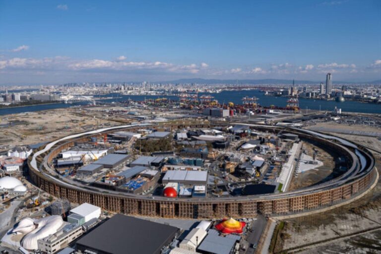 Vista del Gran Anillo de madera en la Expo 2025 de Osaka