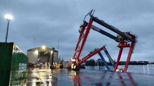 Vista del muelle derrumbado en el puerto de Dock Sud durante el temporal
