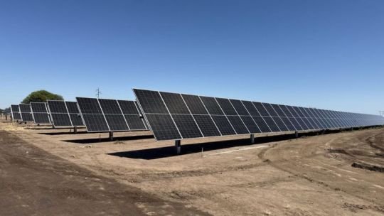 Paneles solares del Parque Solar Dinosaurio en Deán Funes