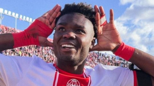 Jugadores de Huracán celebran un gol ante San Lorenzo en el Nuevo Gasómetro