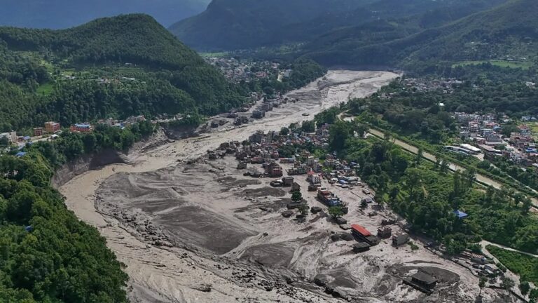 India Europa Y La Cruz Roja Env an Ayuda Humanitaria A Nepal Por india-europa-y-la-cruz-roja-env-an-ayuda-humanitaria-a-nepal-por