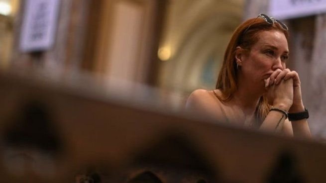 Personas ingresando a una iglesia en Argentina