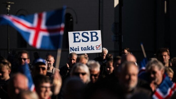 Urnas y bandera de Islandia en referéndum sobre la Unión Europea