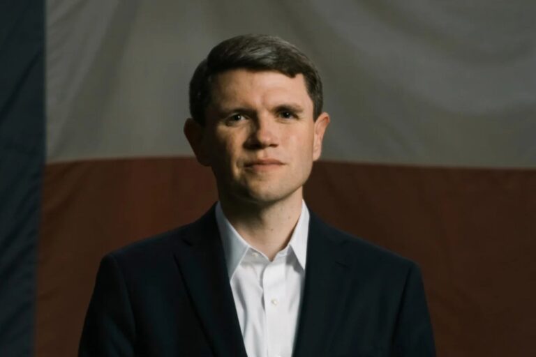James Talarico en un acto de campaña en Texas
