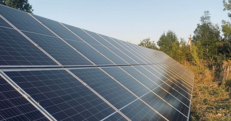 Paneles solares en terrenos agrícolas en Carmona, Sevilla