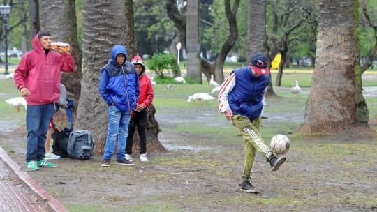 Jóvenes en una plaza de Argentina