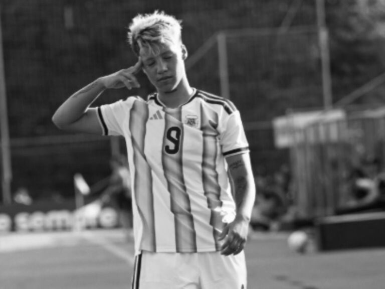 Kishi Núñez con la camiseta de Boca Juniors