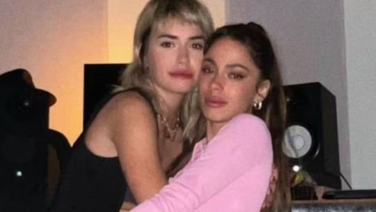 lali-esposito-aclaro-origen-foto-tini-stoessel Lali Espósito y Tini Stoessel posando juntas en una fotografía