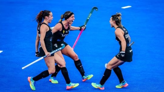 Equipo argentino de hockey sobre césped femenino celebrando la victoria ante Escocia