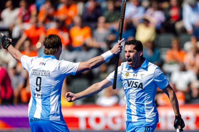 Los Leones, Selección argentina de hockey masculino, en partido de semifinal del Mundial