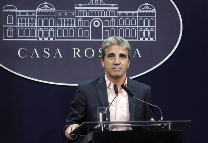 Luis Caputo en conferencia de prensa en el Palacio de Hacienda