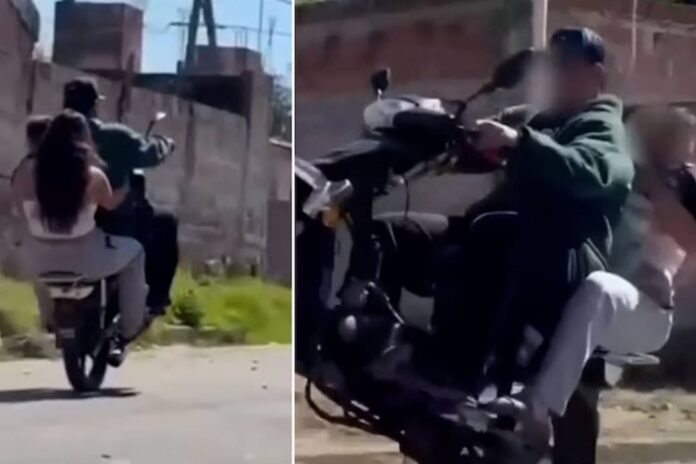 Captura de video de moto haciendo wheelie con bebé en brazos en Catamarca