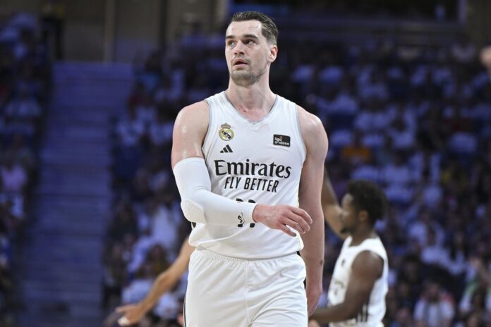 mario-hezonja-se-despidio-del-real-madrid-y-ficha-por-cleveland-cavaliers-4 Mario Hezonja con la camiseta del Real Madrid