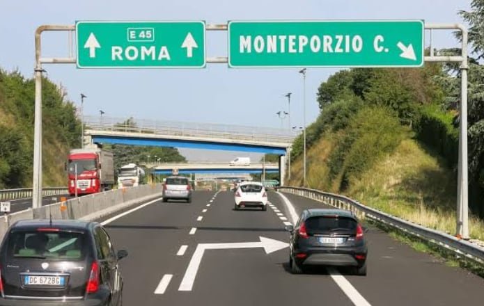 Ruta italiana con un auto circulando