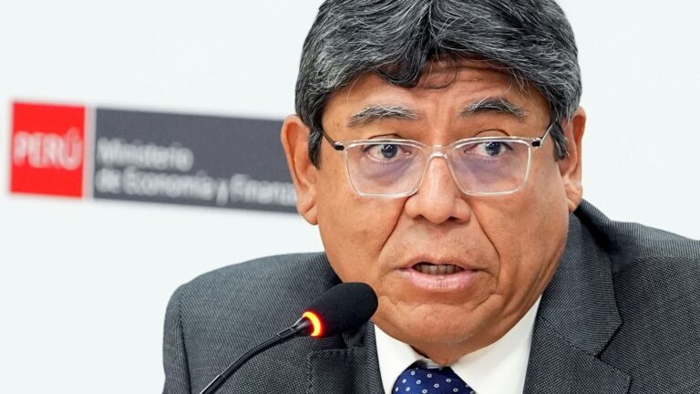Ministro de Economía y Finanzas, Elmer Cuba, en conferencia de prensa