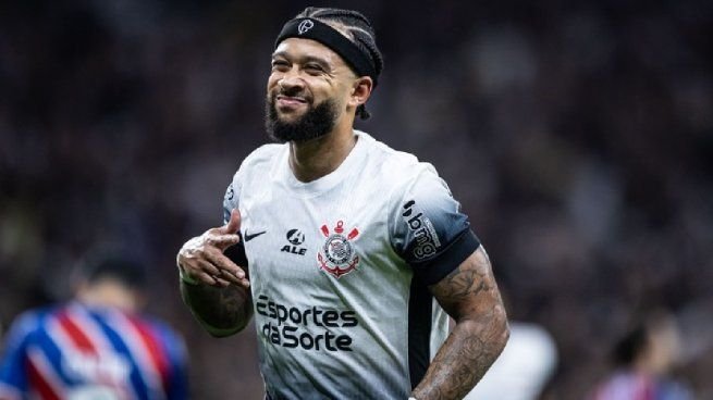 Memphis Depay con la camiseta del Corinthians