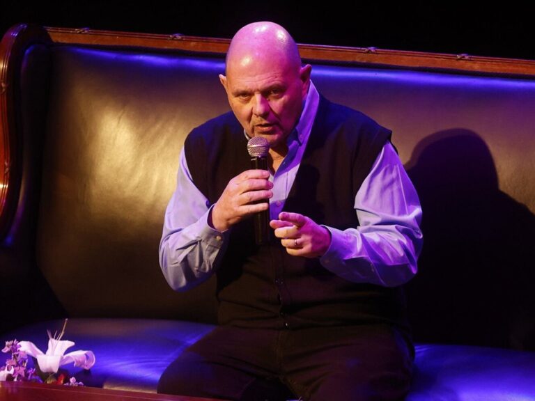 Carlos Rottemberg durante la presentación de su libro en el Teatro Liceo