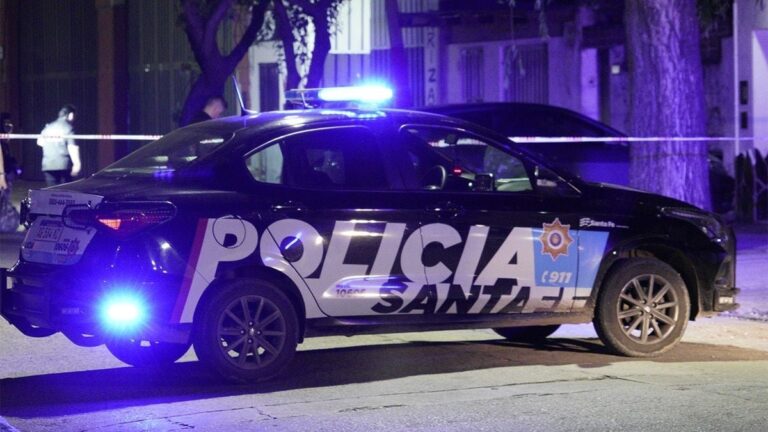 Policía científica en la puerta de un edificio en Rosario