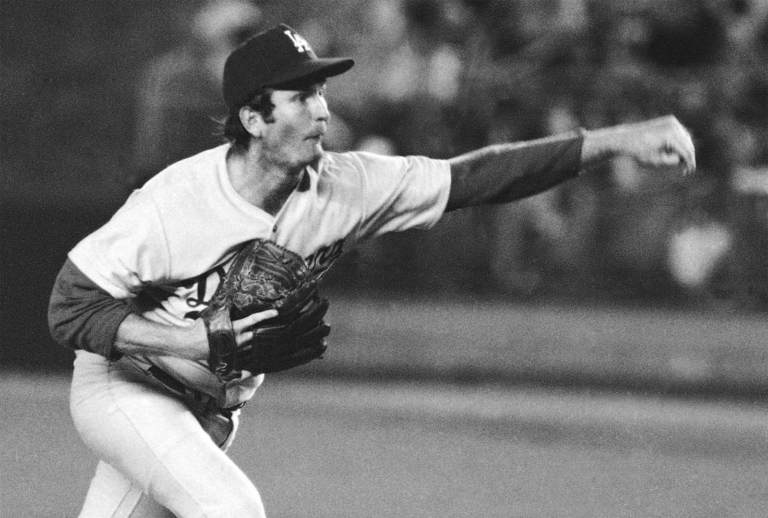 Tommy John, exlanzador de Grandes Ligas, en el montículo