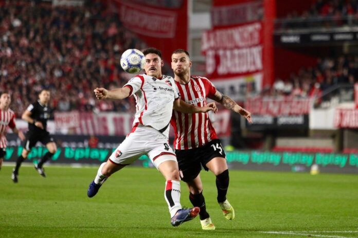 Partido entre Newell's y Estudiantes en el estadio UNO Jorge Luis Hirschi