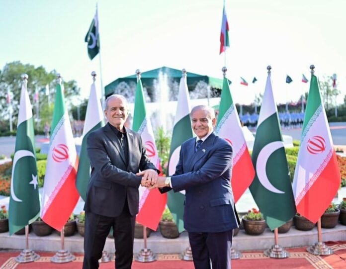 Encuentro en Islamabad entre el primer ministro paquistaní, Shehbaz Sharif, y el presidente de Irán, Masoud Pezeshkian