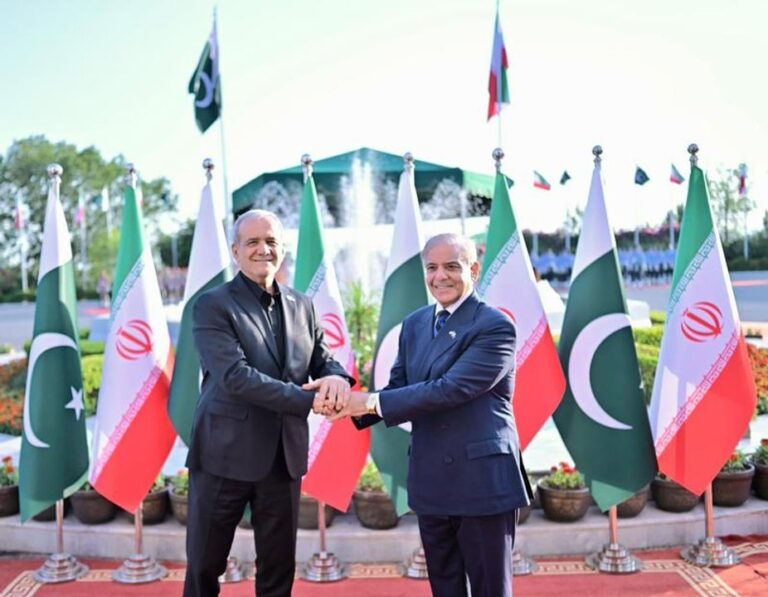 Encuentro en Islamabad entre el primer ministro paquistaní, Shehbaz Sharif, y el presidente de Irán, Masoud Pezeshkian