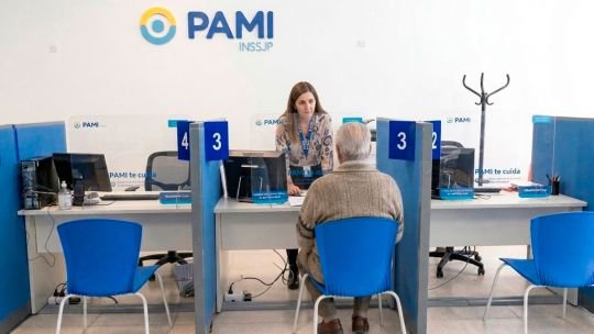 Logo de PAMI en un edificio institucional