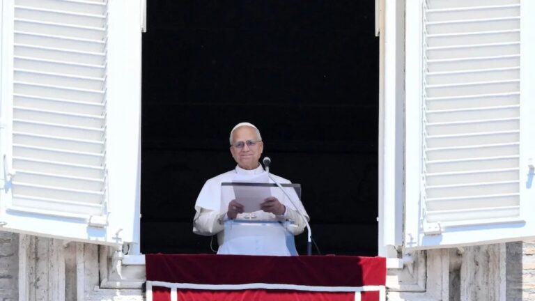 El papa León XIV durante el rezo del Ángelus en la Plaza de San Pedro