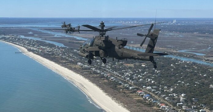 pentagono-revierte-suspension-pilotos-apache-carolina-del-sur Helicópteros Apache sobrevolando la costa de Carolina del Sur