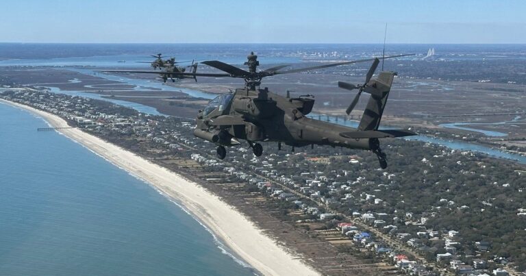 Helicópteros Apache sobrevolando la costa de Carolina del Sur