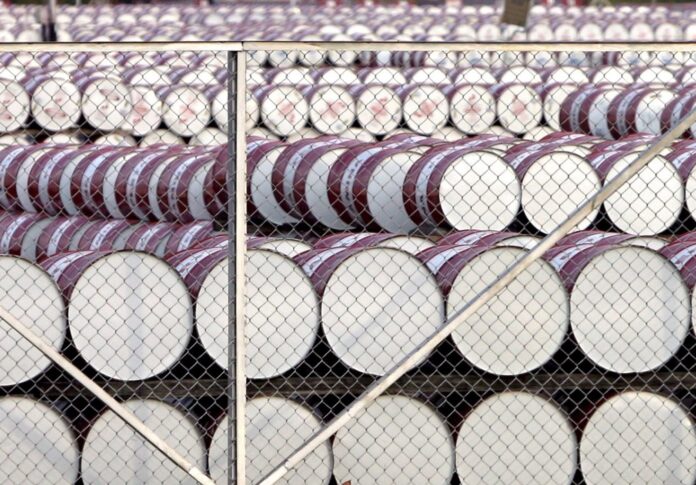 Barriles de petróleo y gráfico de precios en baja
