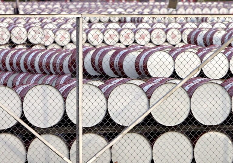 Barriles de petróleo y gráfico de precios en baja