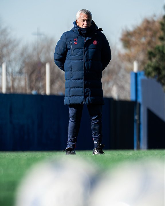 Pipo Gorosito en el banco de suplentes de San Lorenzo