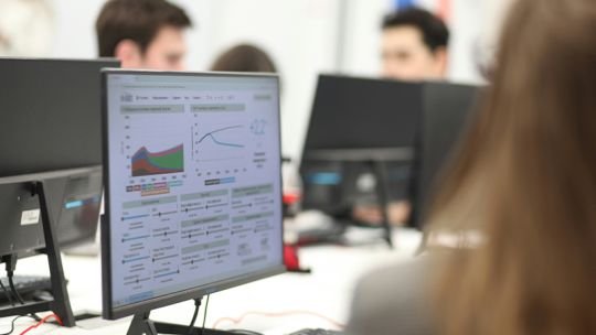 Persona usando un dispositivo móvil con aplicaciones de entretenimiento interactivo