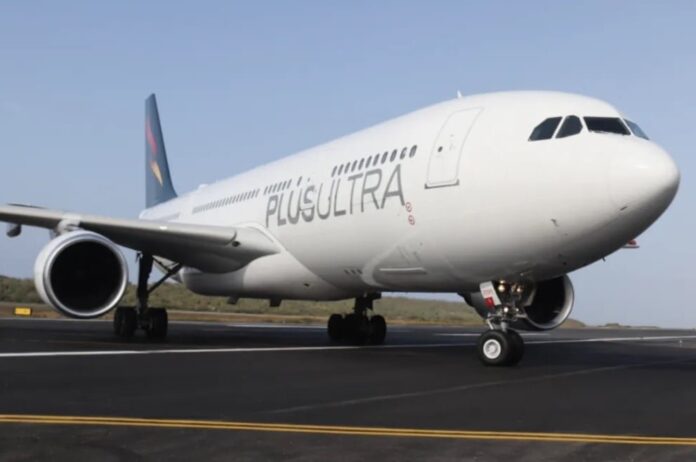 Avión de Plus Ultra en pista