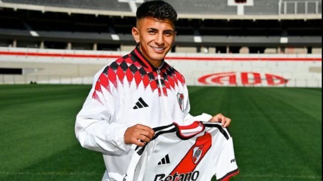 Thiago Almada con la camiseta de River Plate