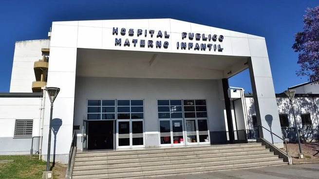 Hospital público en Salta con cartel de atención