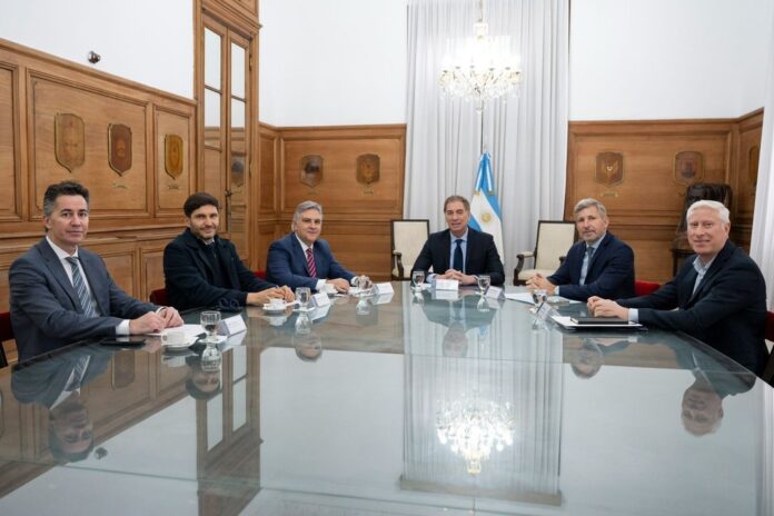 Diego Santilli junto a gobernadores de la zona Centro en la Casa Rosada