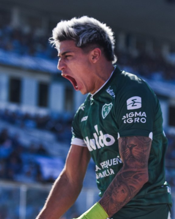 Jugadores de Sarmiento de Junín celebran un gol durante el partido contra Atlético Tucumán