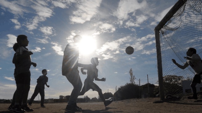 Arco de fútbol anclado al suelo en una plaza de la provincia de Buenos Aires