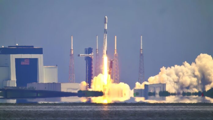 Vista de un cohete SpaceX en una plataforma de lanzamiento