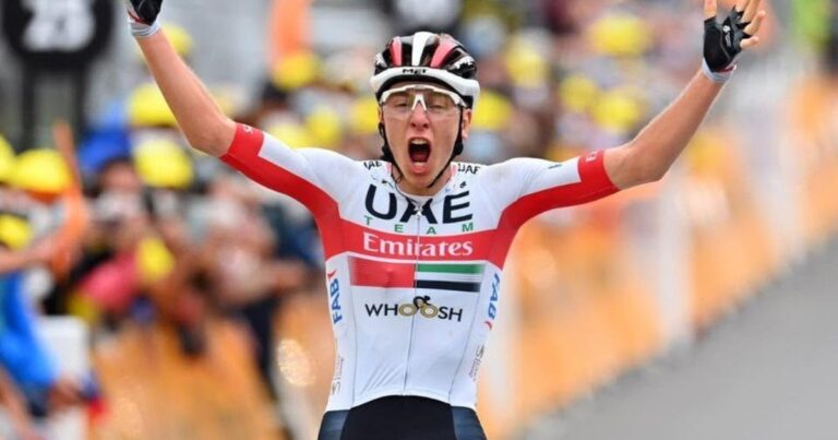 Tadej Pogačar celebrando su quinto título en el Tour de Francia
